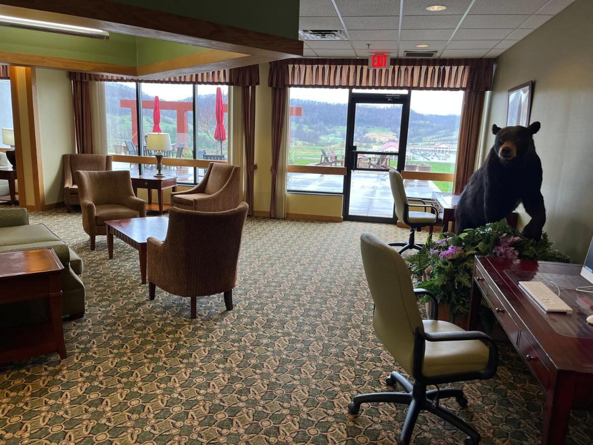 Days Inn & Suites By Wyndham Sutton Flatwoods Eksteriør billede