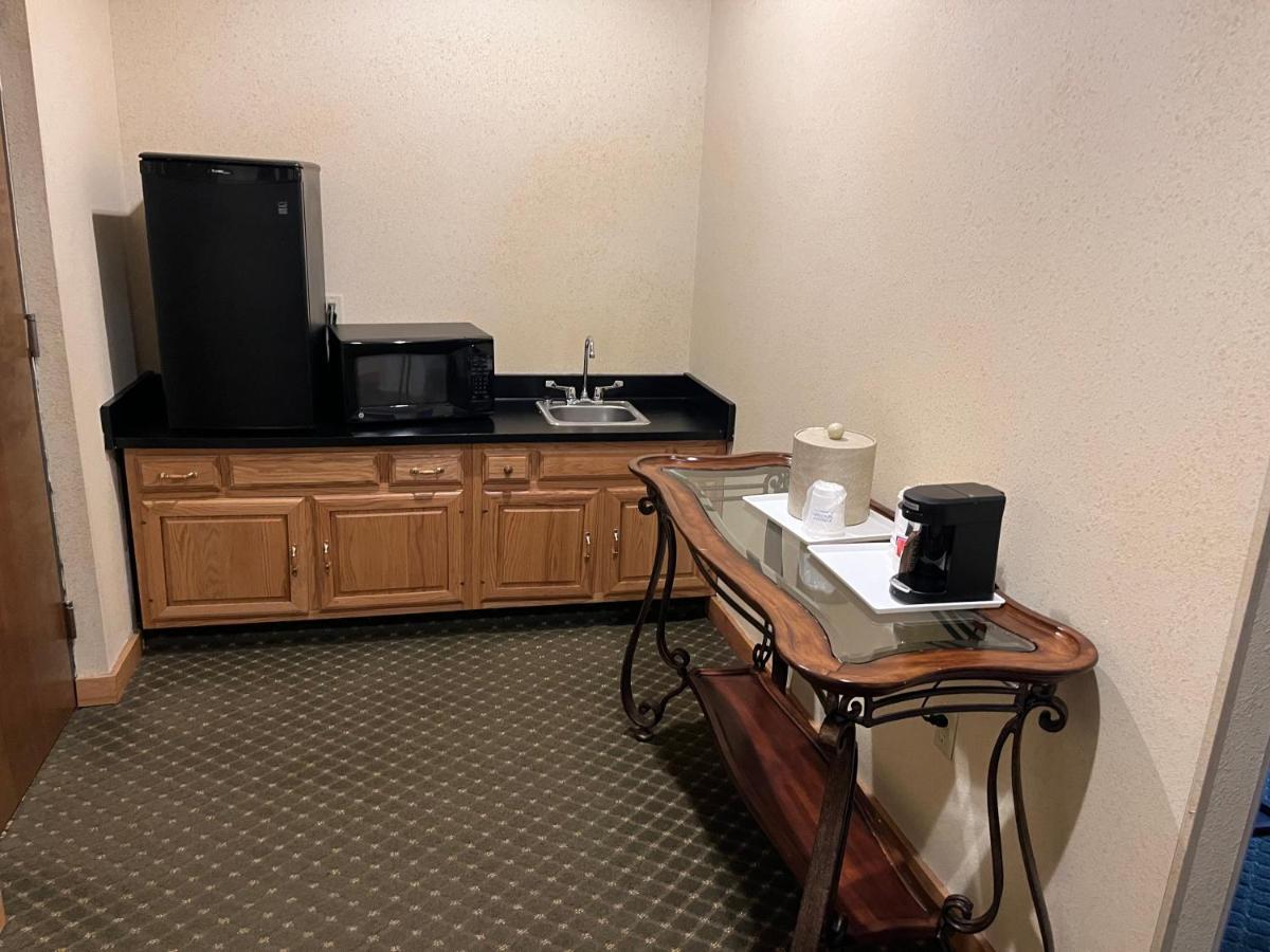 Days Inn & Suites By Wyndham Sutton Flatwoods Eksteriør billede